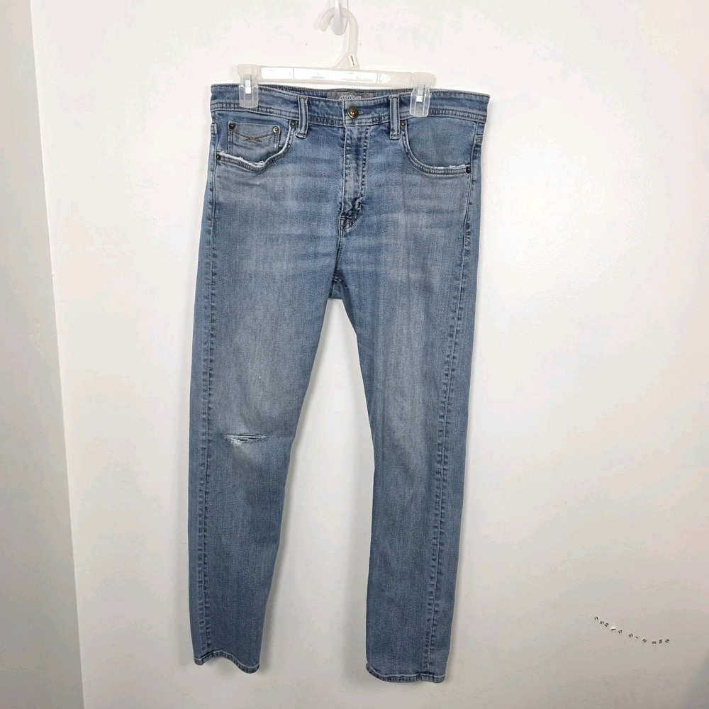Revtown Men'sโ Medium Wash Distressed Tapered Casual Everyday Jeans Size 33 ร 30